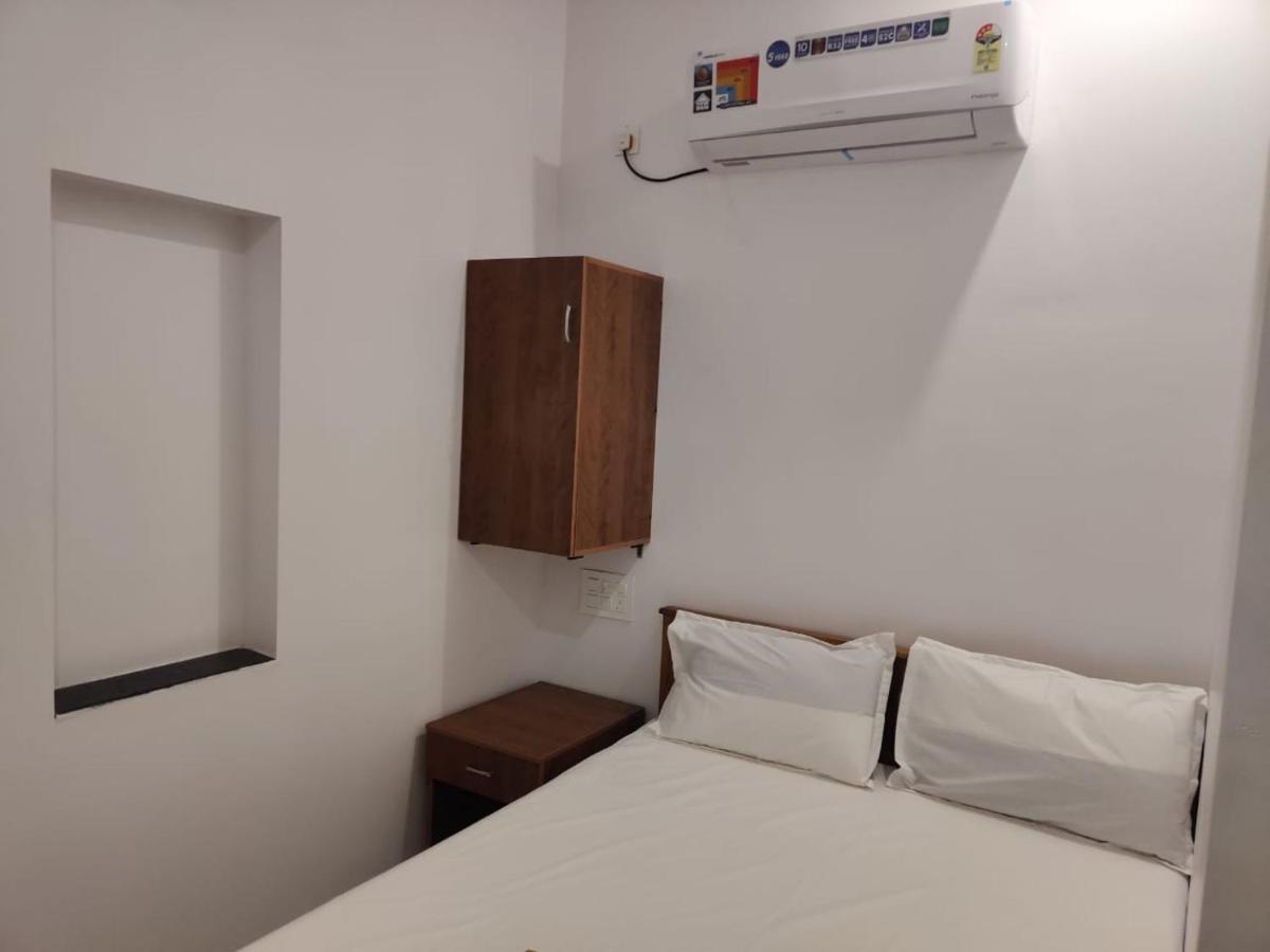 Sri Balaji Lodging Hotel Tiruchchendur Exterior photo