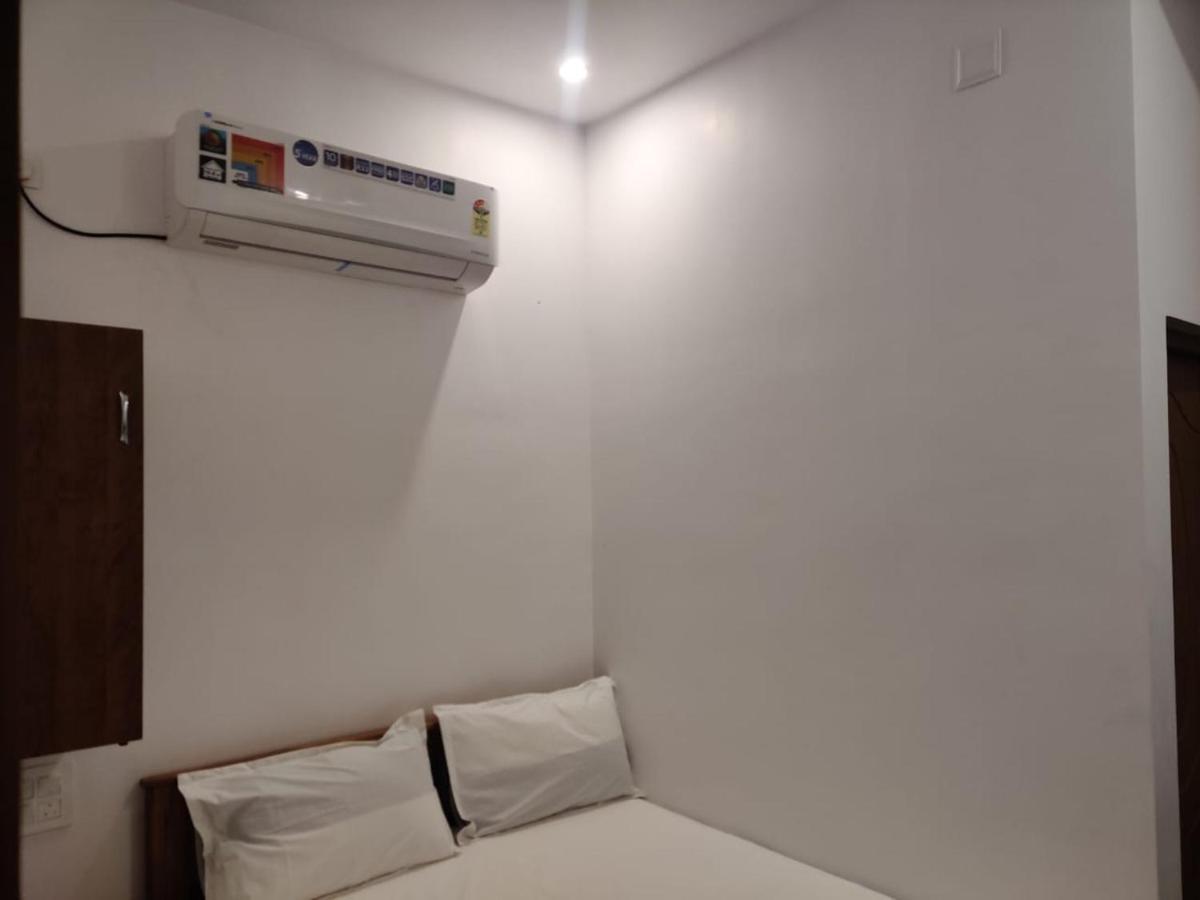 Sri Balaji Lodging Hotel Tiruchchendur Exterior photo
