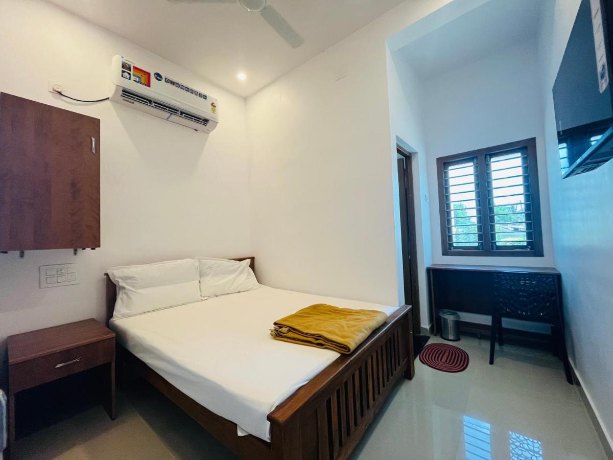 Sri Balaji Lodging Hotel Tiruchchendur Exterior photo