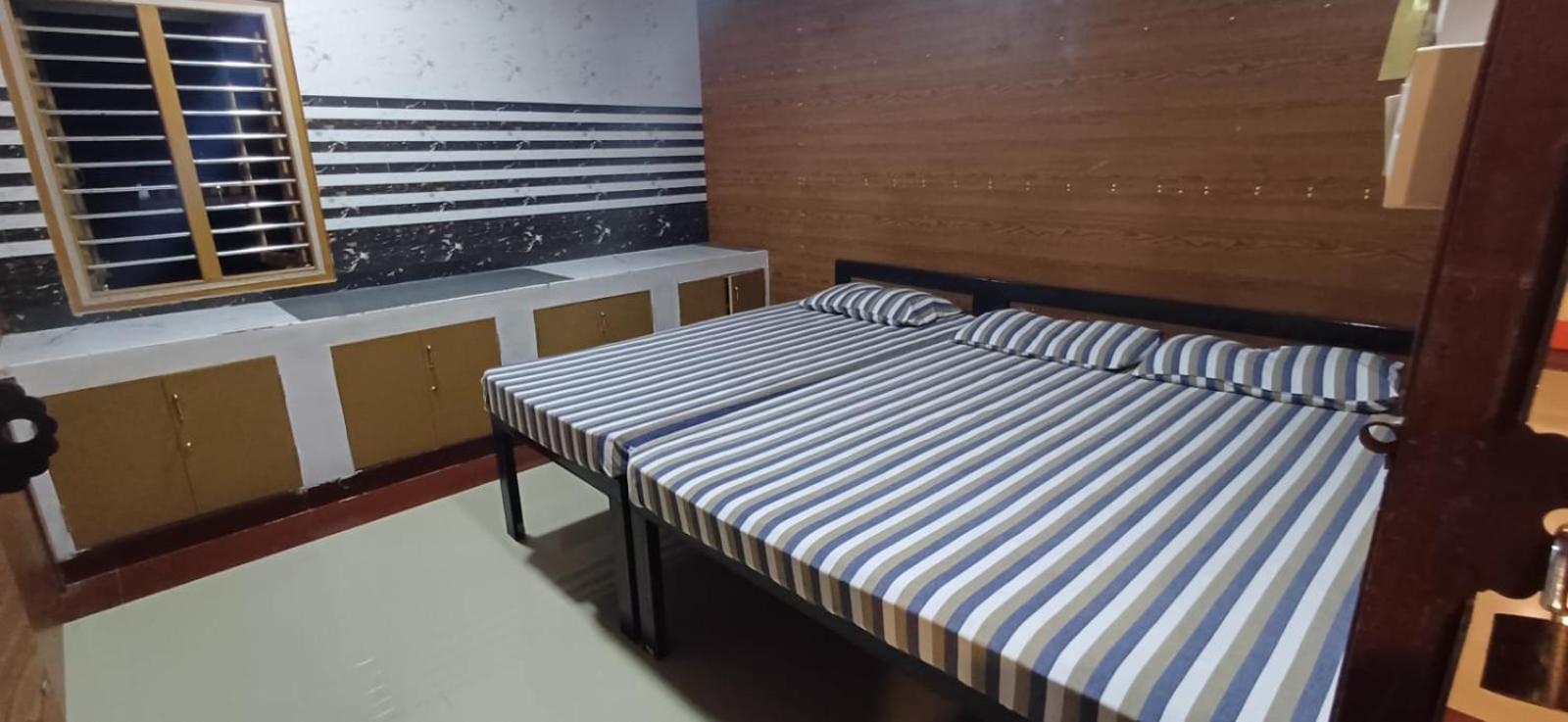 Sri Balaji Lodging Hotel Tiruchchendur Room photo